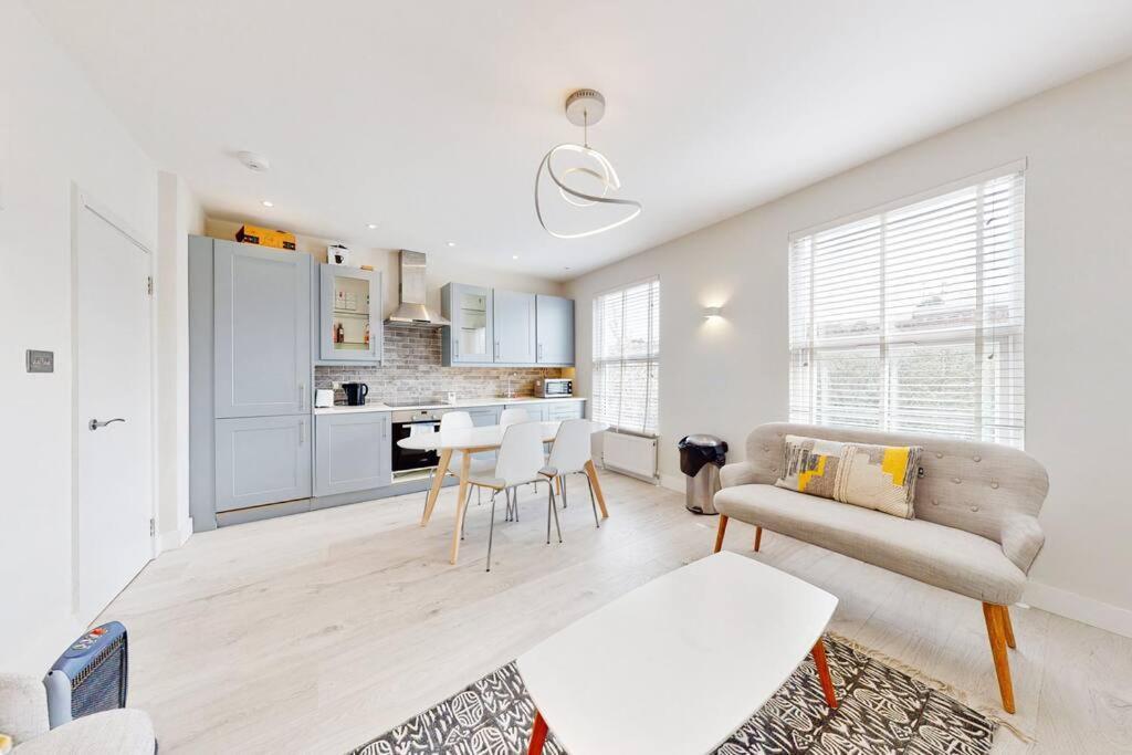 Stylish 2Bed2Bath Flat 4Min From Tube Station Villa Londra Exterior foto